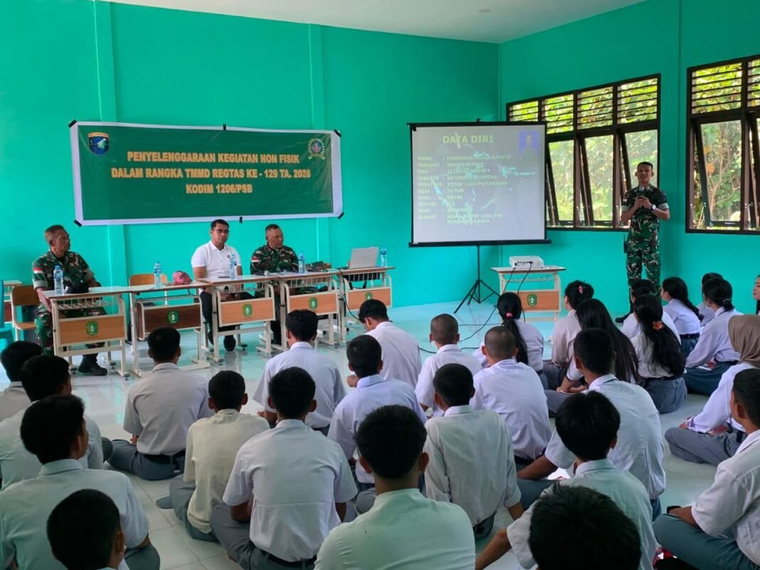 Menggali Informasi Penerimaan TNI AD di SMA Negeri 01 Martinus melalui TMMD ke-129