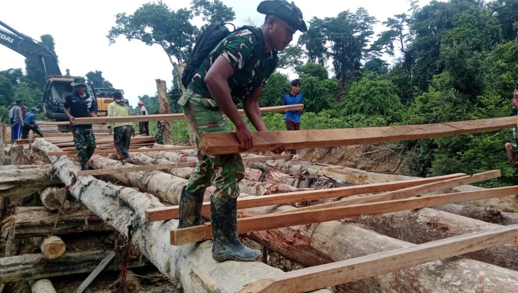 Komitmen Satgas TMMD ke-129 Kodim 1206/Putussibau dalam Membangun Jembatan