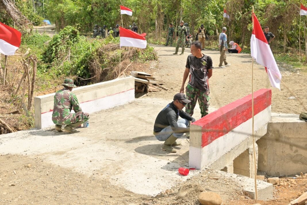 Hari Kemerdekaan ke-81, Satgas TMMD Percantik Jembatan dengan Warna Merah Putih