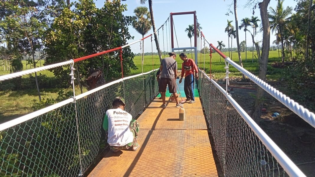 Satgas TMMD ke-129 Kodim 1407/Bone Cat Jembatan Gantung, Perkuat Perawatan Fasilitas Warga