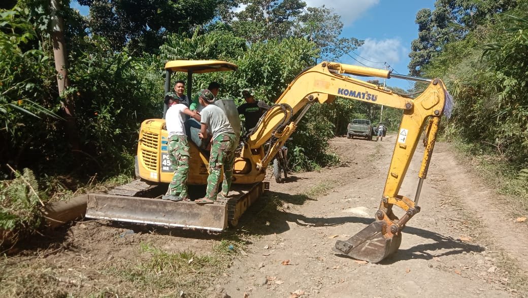 Alat Siap Operasi, Satgas TMMD ke-129 Lakukan Perawatan Excavator