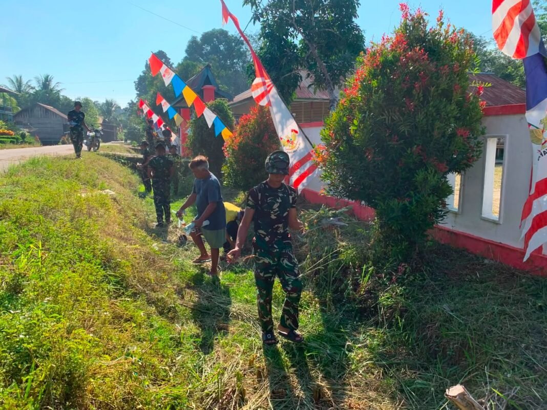 Keterlibatan Satgas TMMD Regtas Ke-129 dalam Pembersihan Lingkungan Desa Ulak Pauk
