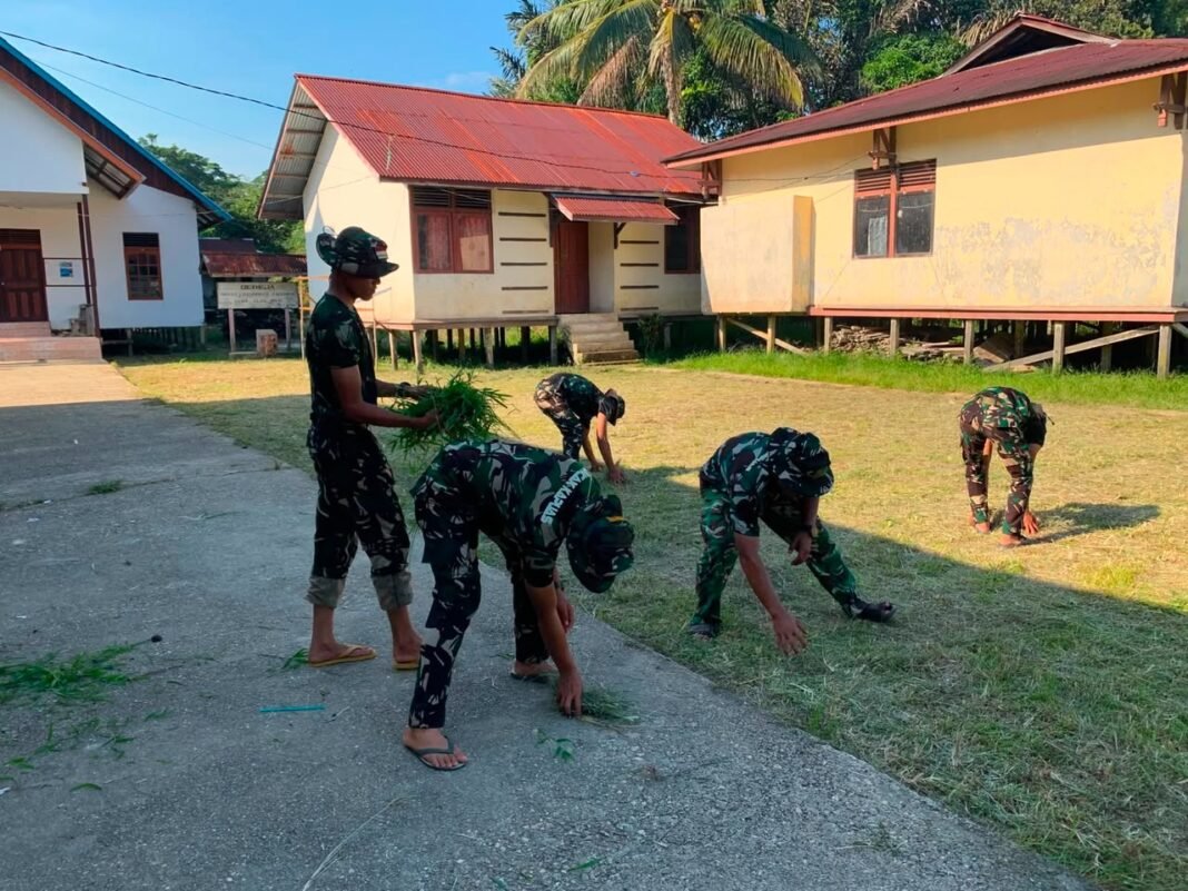 Bersih-Bersih Desa Ulak Pauk, TNI Dan Warga Berkolaborasi