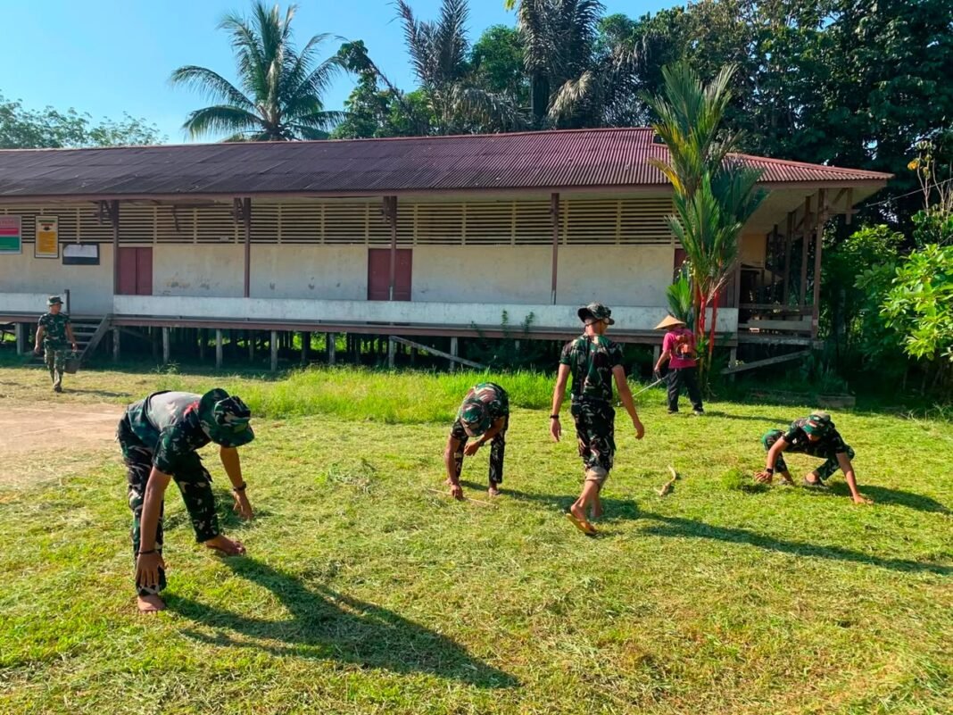 Pengabdian Satgas TMMD: Pembersihan Lingkungan Bersama Warga