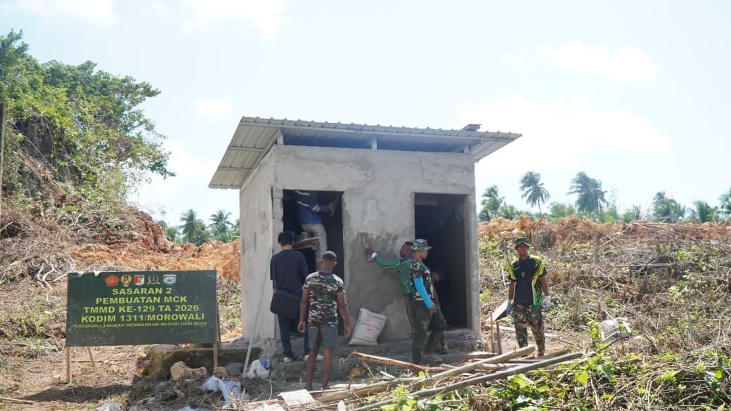 Gotong Royong di Pembangunan MCK Masjid Desa Polewali