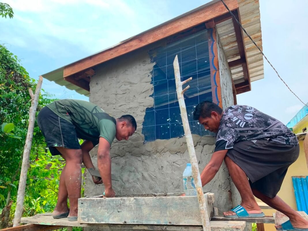 Sinergi TNI dan Warga, Proyek MCK Masjid Al-Hidayah Dikebut