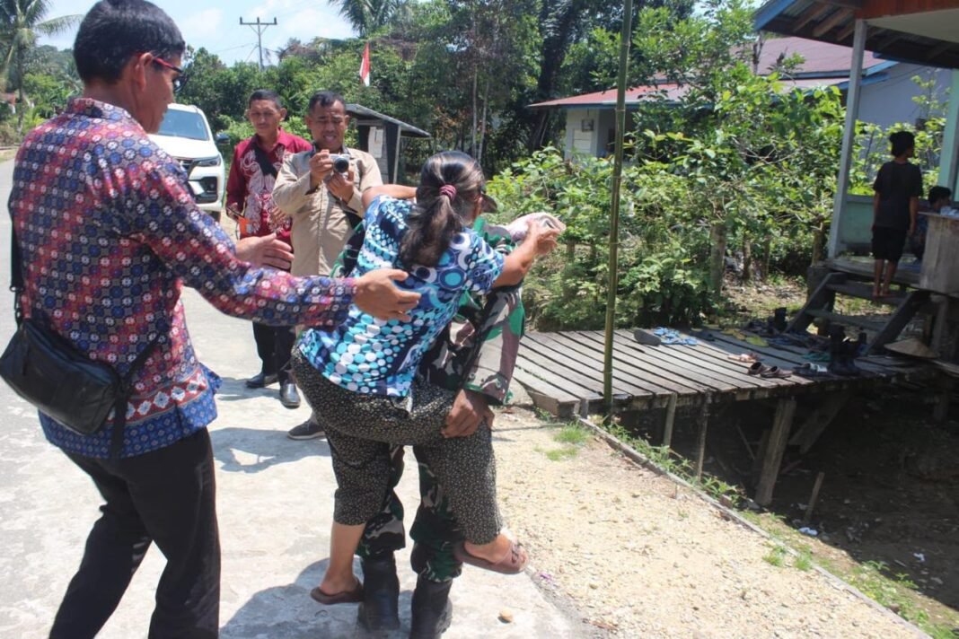 Bersama Masyarakat, TNI Bantu Lansia di TMMD Kodim 1206/Putussibau