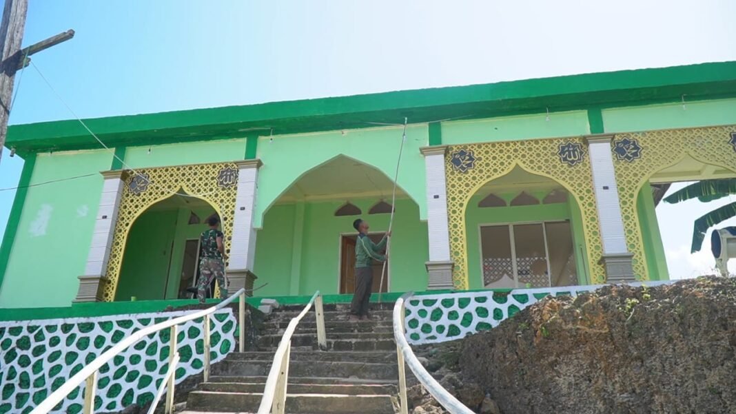 Pekerjaan Pengecatan Masjid di Desa Polewali Dipercepat oleh TMMD Ke-129