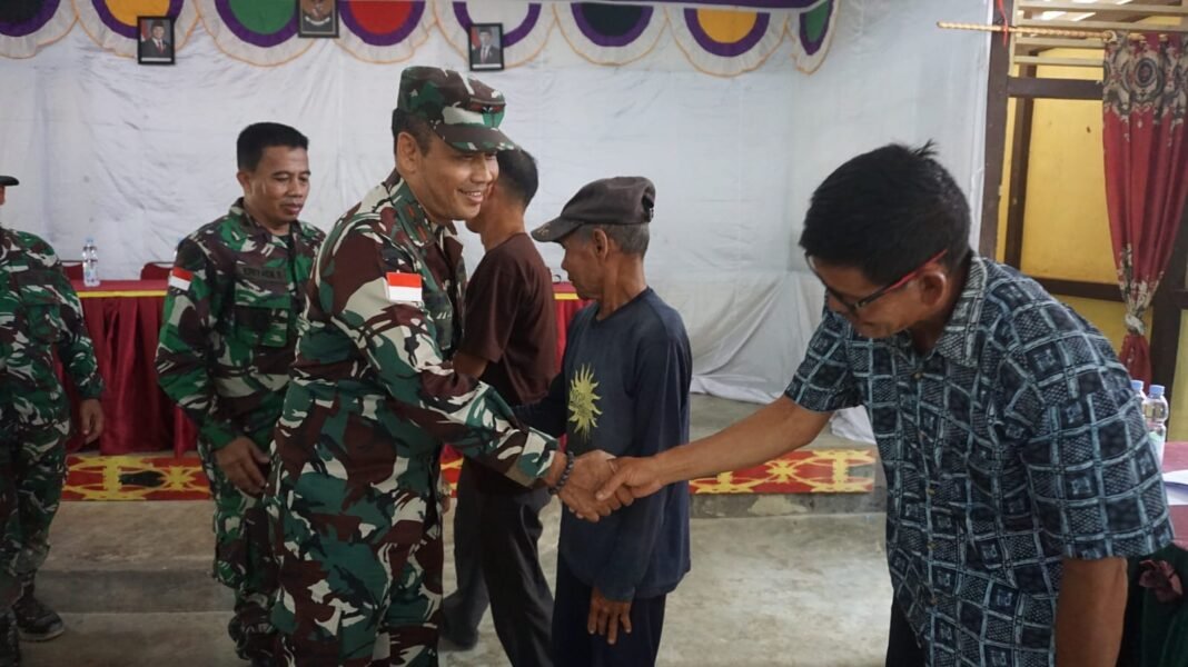 Kunjungan Danrem 121/Abw ke Ulak Pauk dan Penyerahan Tali Asih