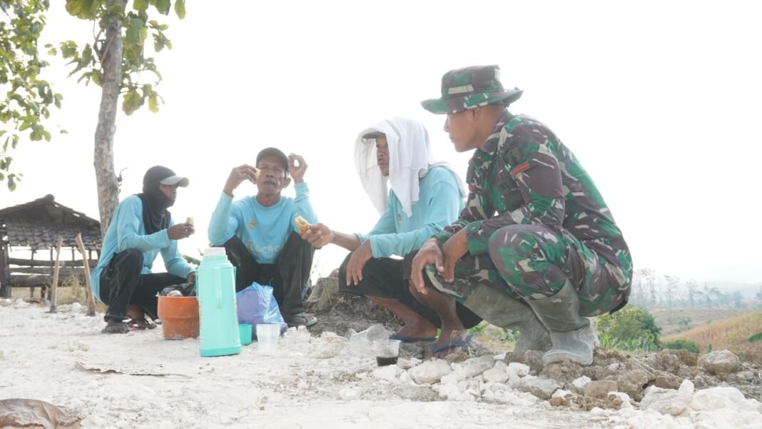 Sajian Nasi Bungkus dan Gurihnya Kebersamaan Satgas TMMD 129 Kodim 0812/Lamongan Bersama Petani