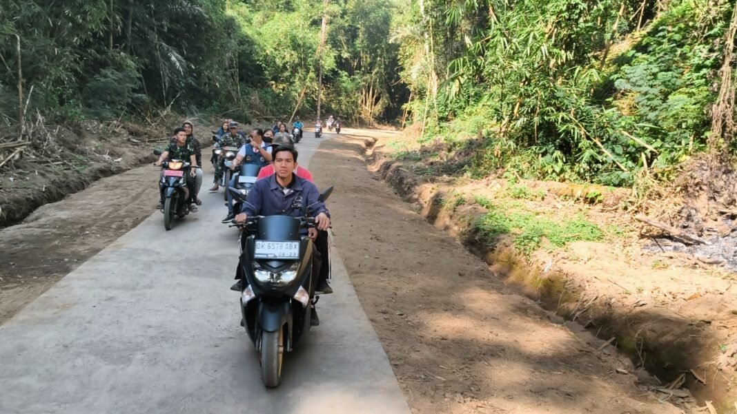 Rasakan Hasil TMMD, Warga Sekardadi Laksanakan Uji Coba Jalan Betonnya