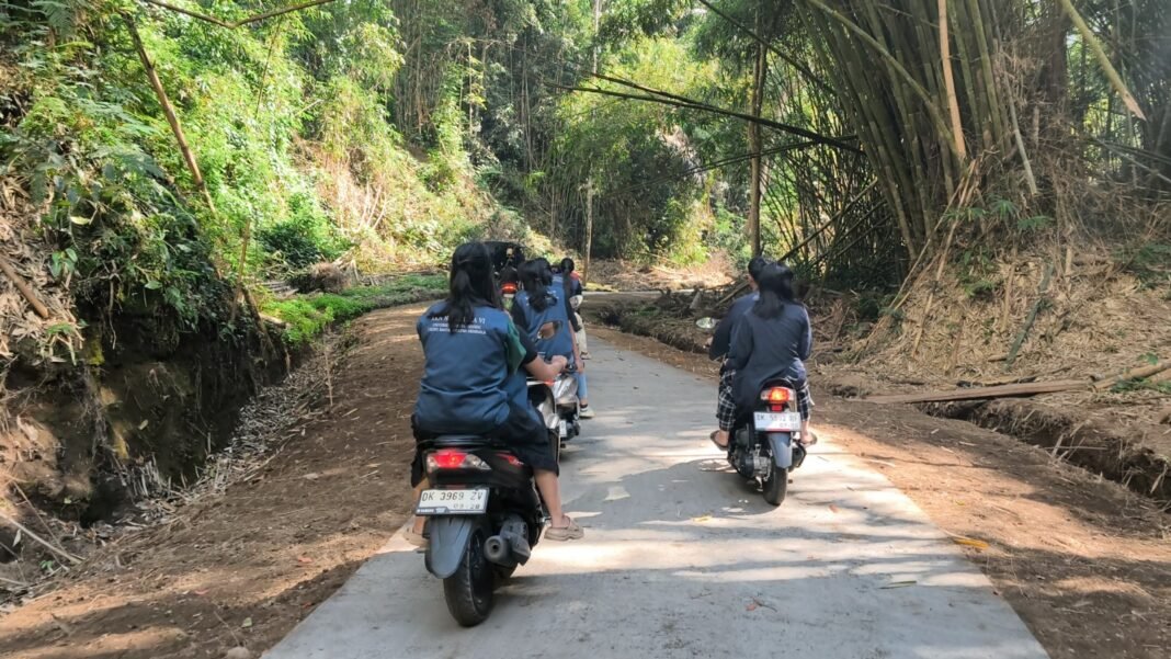 Sinergi TNI dan Mahasiswa KKN, Menguji Jalan TMMD Sekardadi