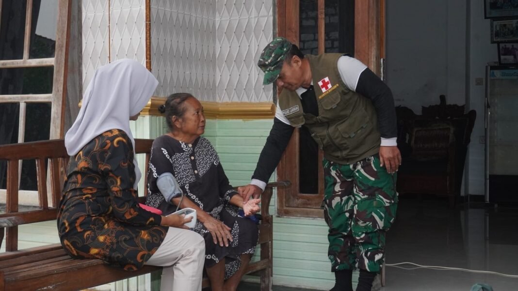 Tim Kesehatan TMMD 129 Bawa Kebaikan ke Rumah Mbah Samini