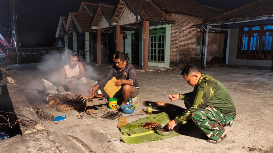 Momen Hangat di Desa Tlemang: Anggota Satgas TMMD 129 Dan Warga Bakar Ikan Bersama