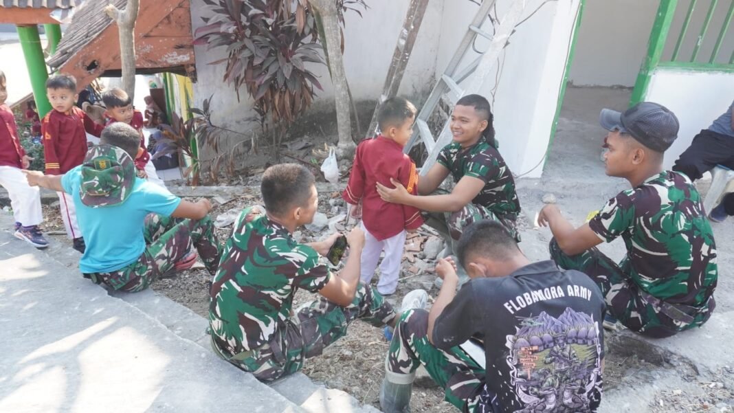 Lepas Penat di Sela Pengerjaan Fisik, Serunya Anggota Satgas TMMD 129 Unjuk Kelincahan Bermain Bersama Anak-Anak TK Desa Tlemang