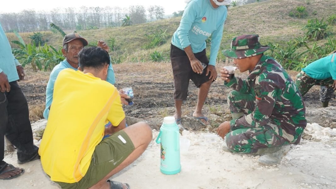 Kehangatan Bersama TNI di Lokasi TMMD, Teh Hangat dan Gorengan jadi Santapan Favorit