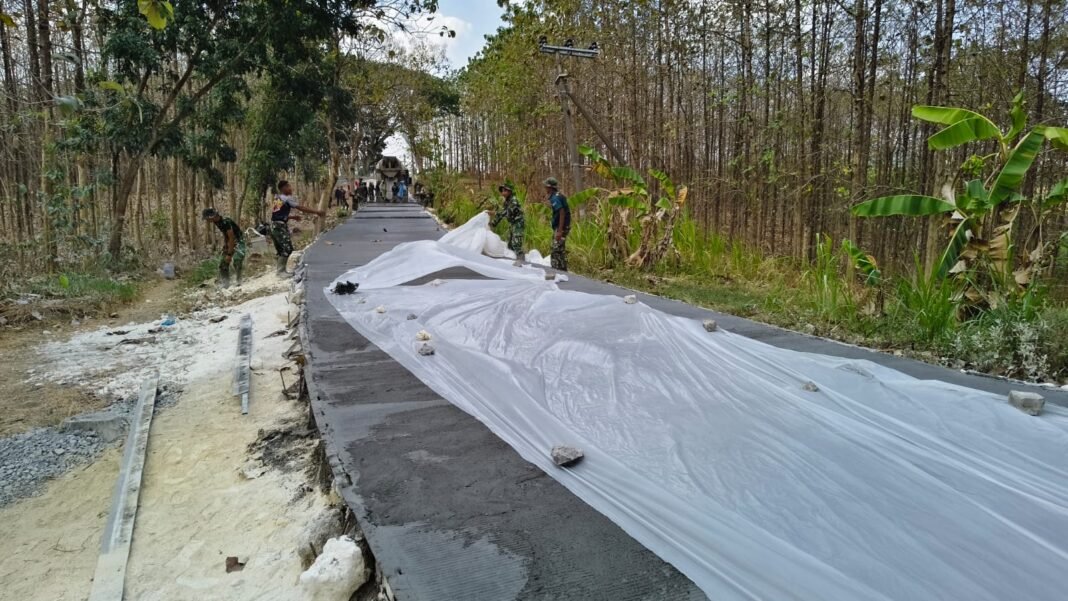 Kolaborasi TNI dan Masyarakat dalam Pembangunan Jalan TMMD ke-129
