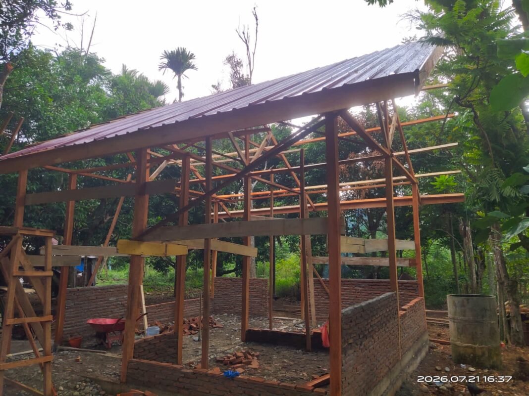 Kebersamaan Satgas TMMD dan Warga Mempercepat Pembangunan Rumah Ibu Rabumah