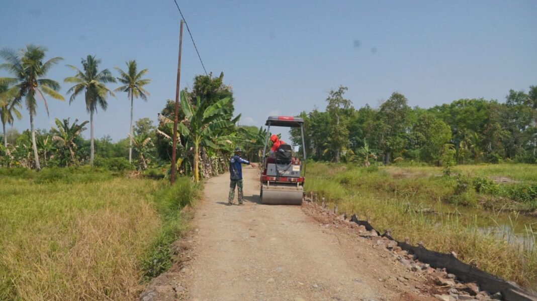 Pembangunan Jalan Desa sebagai Tanda Kolaborasi TNI dan Warga