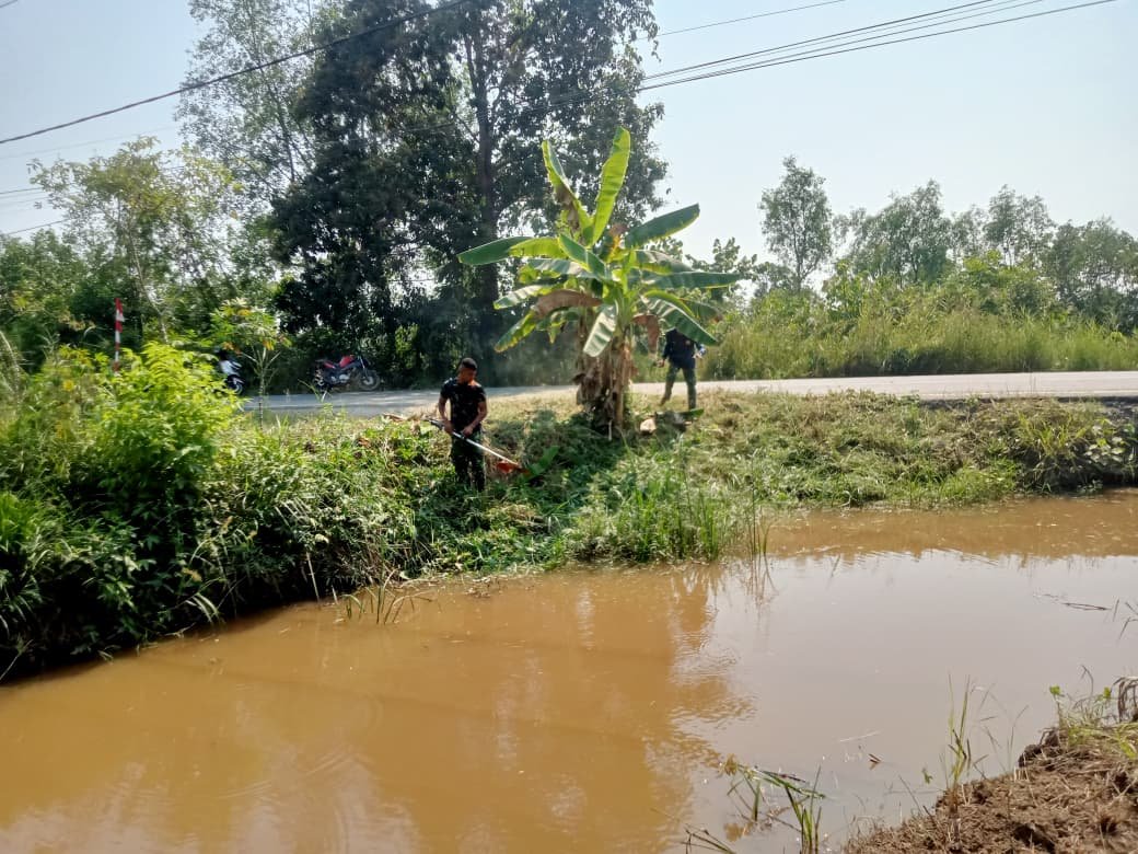 Aksi Gotong Royong Satgas TMMD dan Komunitas untuk Lingkungan yang Bersih