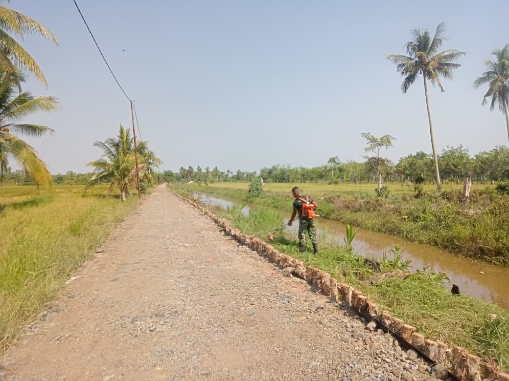 Gotong Royong Satgas TMMD dan Warga: Kegiatan Positif untuk Lingkungan