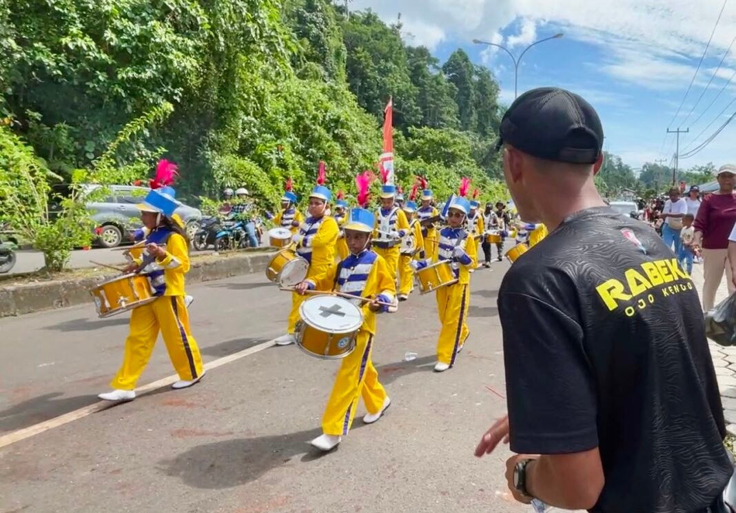 Keseruan Penampilan Drumband Siswa Siswi Supiori dengan Dukungan Yonif TP 859/RBK
