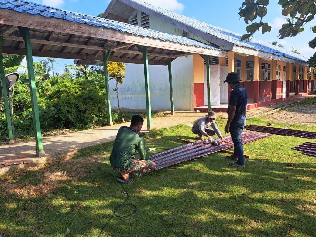 Awal Proses Rehabilitasi SMP Negeri Umbele dengan Pembongkaran Atap