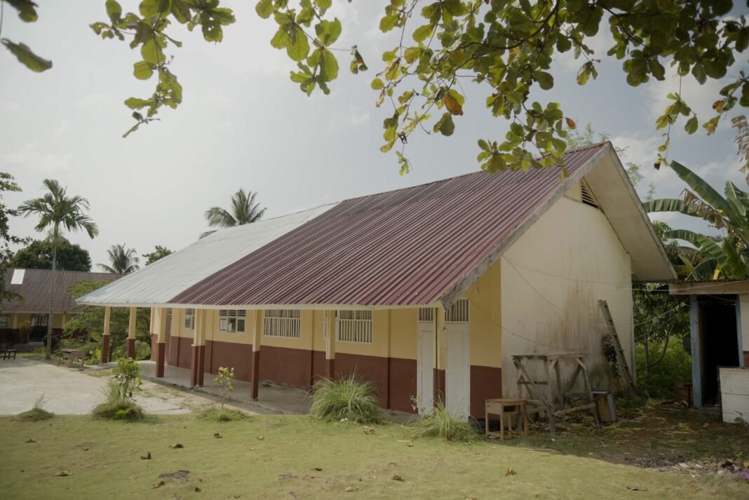 Ruang OSIS SMPN 2 Bungku Selatan Diperbaharui Melalui Program TMMD