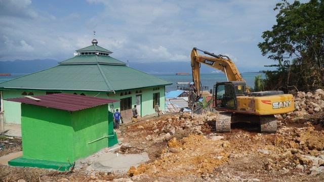 Utilisasi Alat Berat TMMD untuk Renovasi Fasilitas di Kawasan Umbele