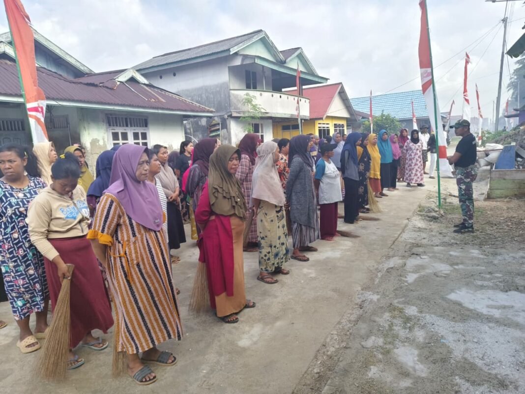 Pembersihan Lokasi Penutupan TMMD Ke-129 oleh Satgas dan Ibu-Ibu Desa