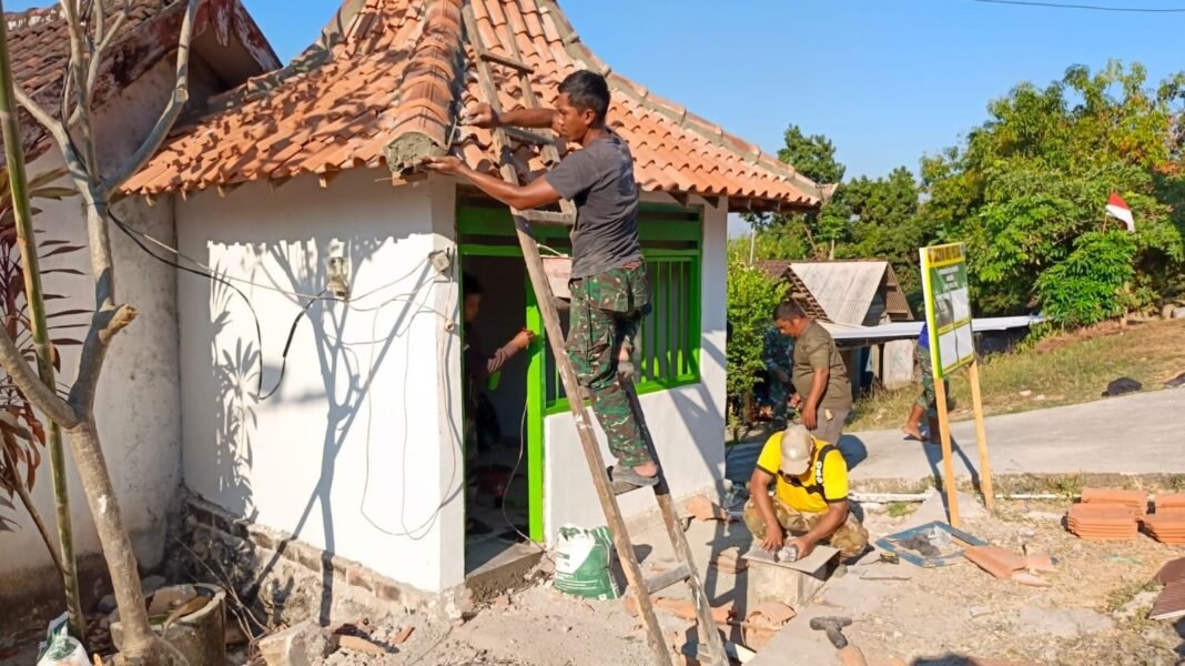 Ketrampilan Sertu Edi dalam Pembangunan Atap Pos Kamling Desa Tlemang