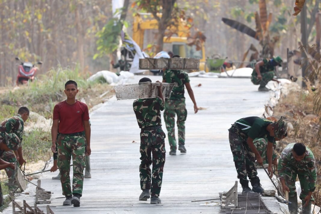 Pagi yang Sibuk di Desa Tlemang: Satgas TMMD 129 Laksanakan Pemasangan Besi Begisting