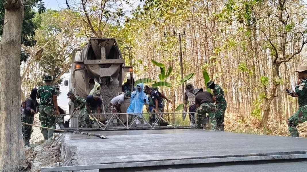Kerja Sama Di Tengah Cuaca Panas: TNI dan Masyarakat Tlemang Membangun Bersama