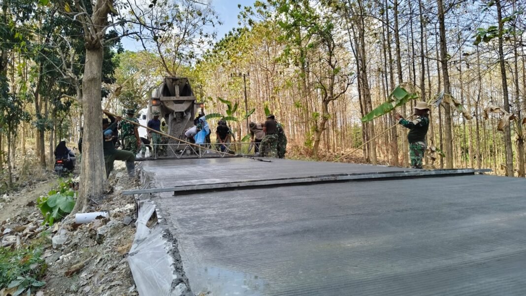 Pembangunan Jalan Beton di Desa Tlemang: Perpaduan Alat Berat dan Komunitas dalam TMMD 129