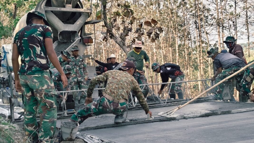 Pembangunan Jalan di Desa Tlemang: Upaya Gotong Royong Bersama TNI