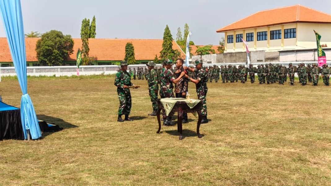 Tanda TMMD 129 Resmi Ditutup, Inspektur Upacara Lepas Pita Tanda Peserta Satgas di Lapangan Pasarlegi