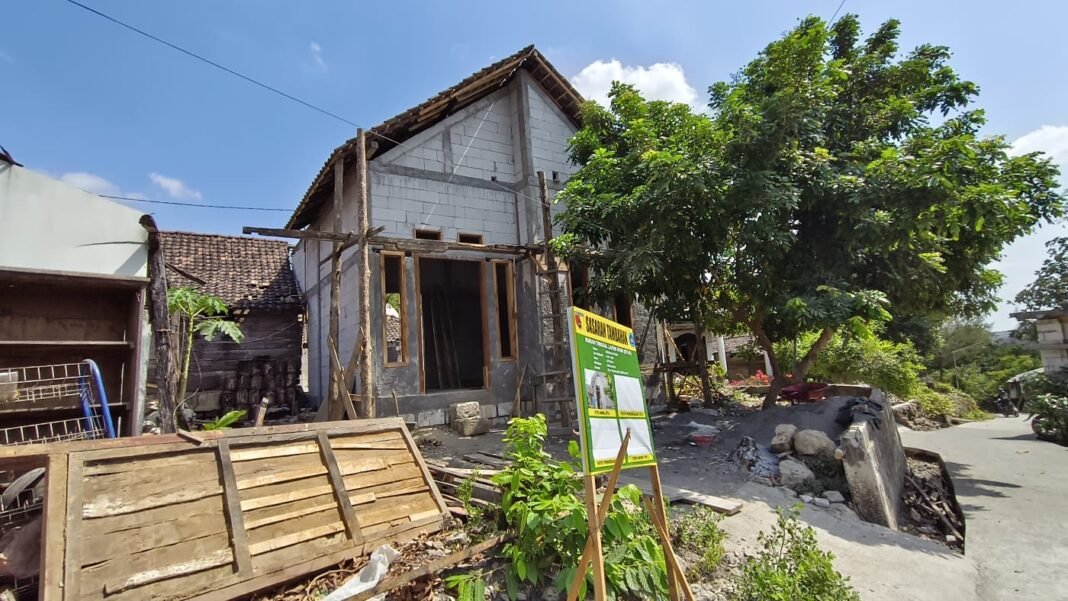 Menatap Langit Baru: Senyum Sumringah Muhammad Saiful Saat Atap Rumah Impian Selesai Terpasang di Desa Tlemang
