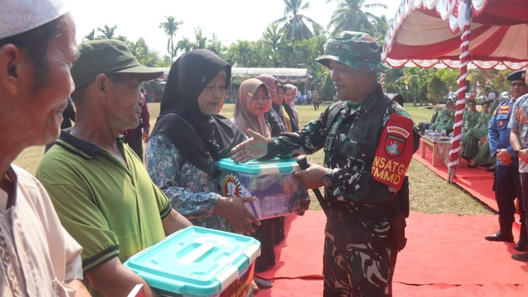 Kegiatan Sosial di TMMD Ke-129 Bantu Keluarga Kurang Mampu di Kapuas