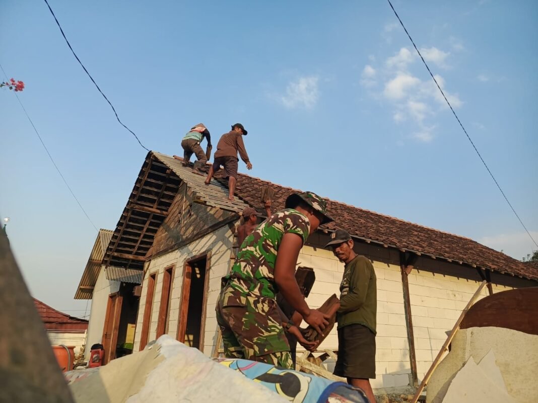 Pembongkaran Atap RTLH di Desa Tlemang Oleh Satgas TMMD 129 Mulai Dilaksanakan