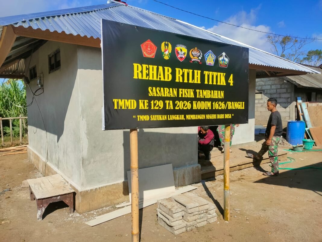 Kemajuan Pemasangan Keramik RTLH Ibu Nengah Madri oleh Satgas TMMD Ke-129 Kodim 1626/Bangli