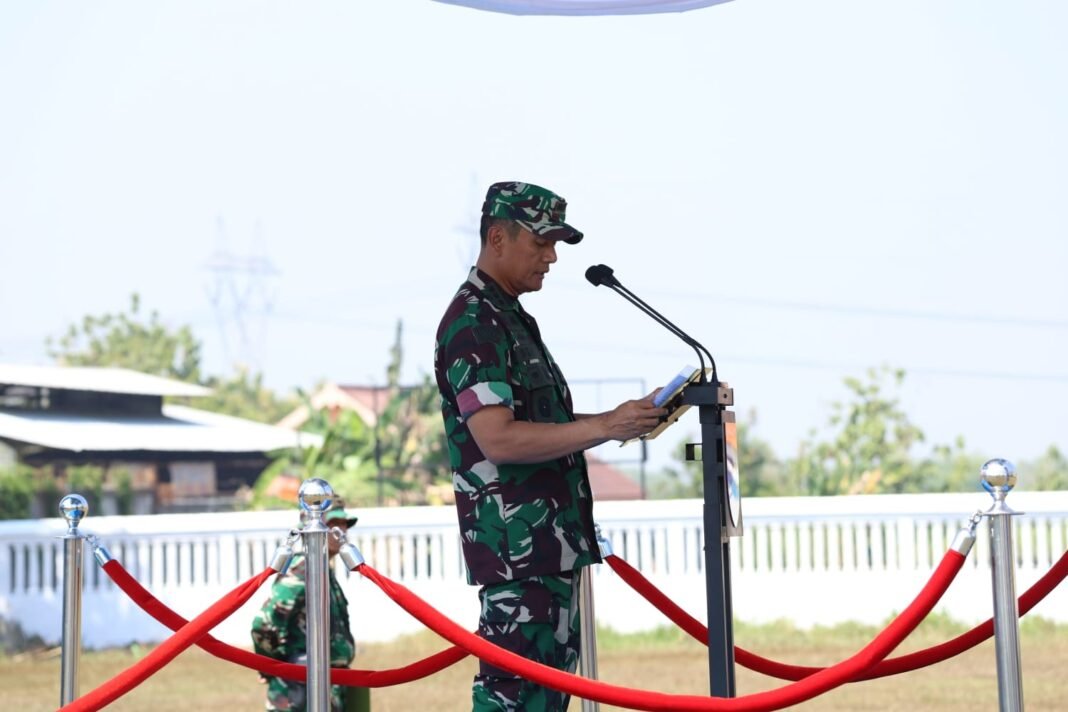 Upacara Penutupan TMMD ke-129 di Lamongan Dipimpin Oleh Kolonel Arm Beny Hendra Suwardi