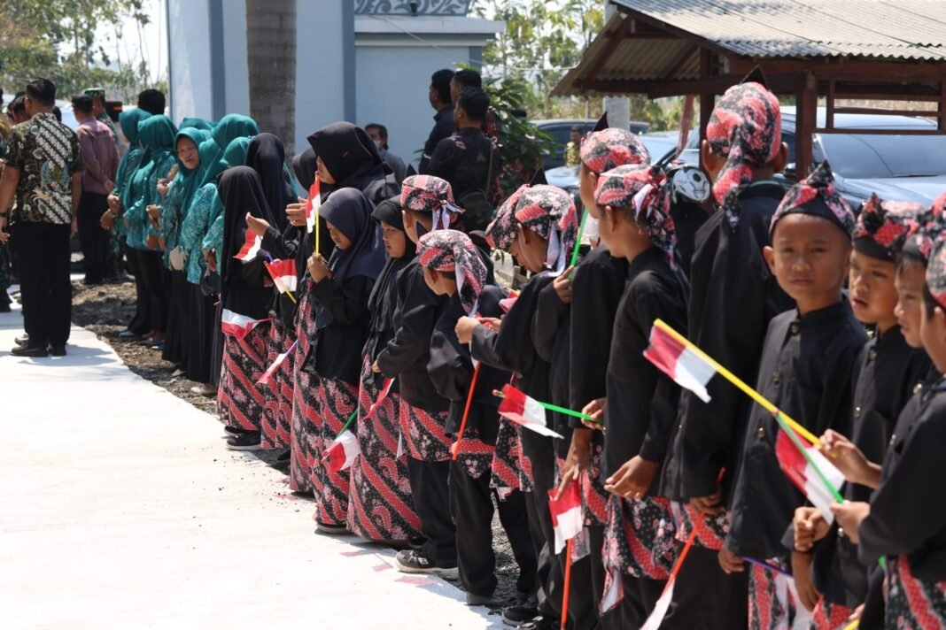 Warga Desa Tlemang Rayakan Kehadiran Kolonel Beny dengan Tarikan Tradisional