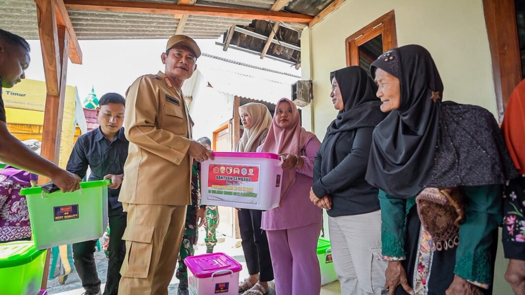Penyerahan Paket Sembako oleh Bupati Yuhronur Efendi: Membangkitkan Semangat Warga untuk Berkarya