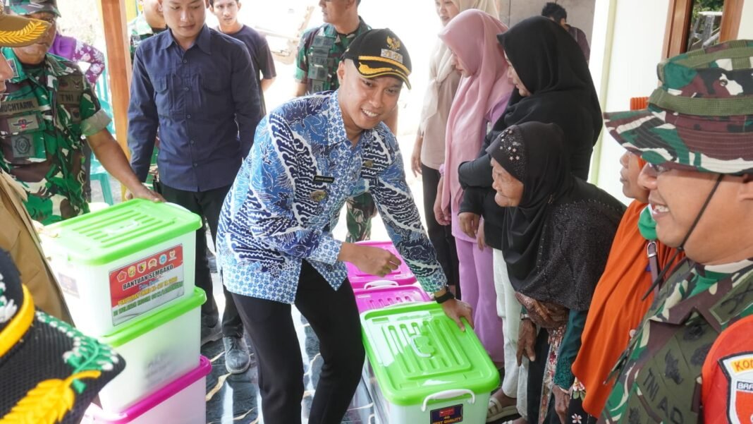 Wakil Bupati Lamongan Berikan Sembako di Desa Tlemang