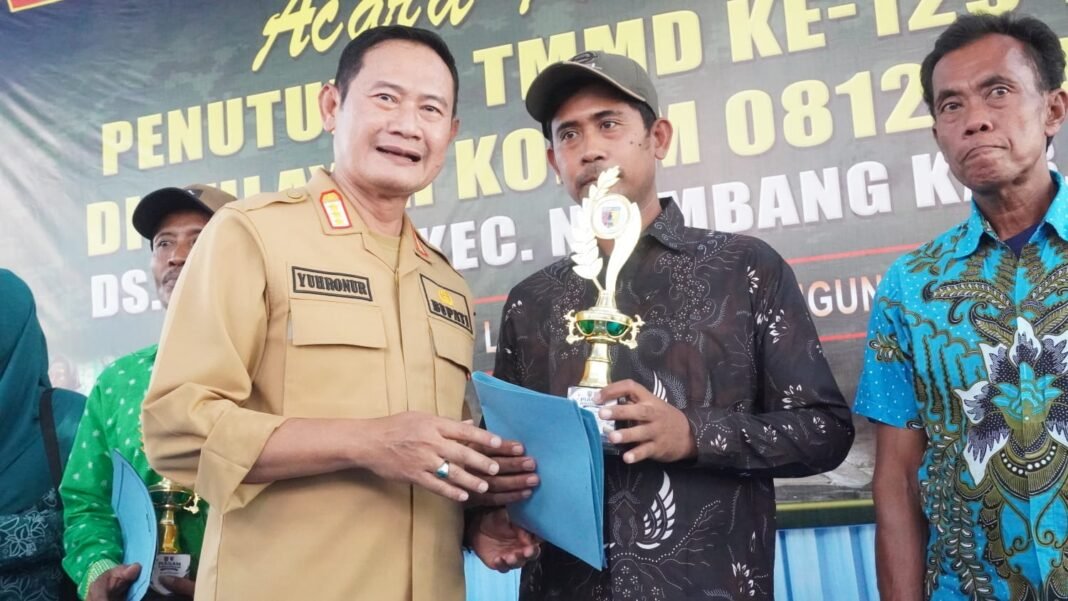 Bupati Lamongan Serahkan Penghargaan kepada Pemenang Voli Desa Tlemang