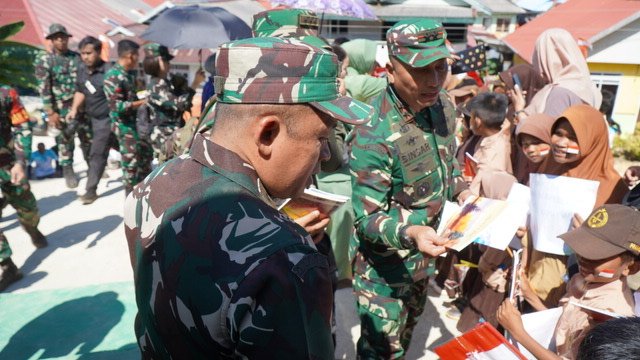 Bantuan Pendidikan dari Pangdam XXIII/Palaka Wira untuk Anak-Anak Morowali