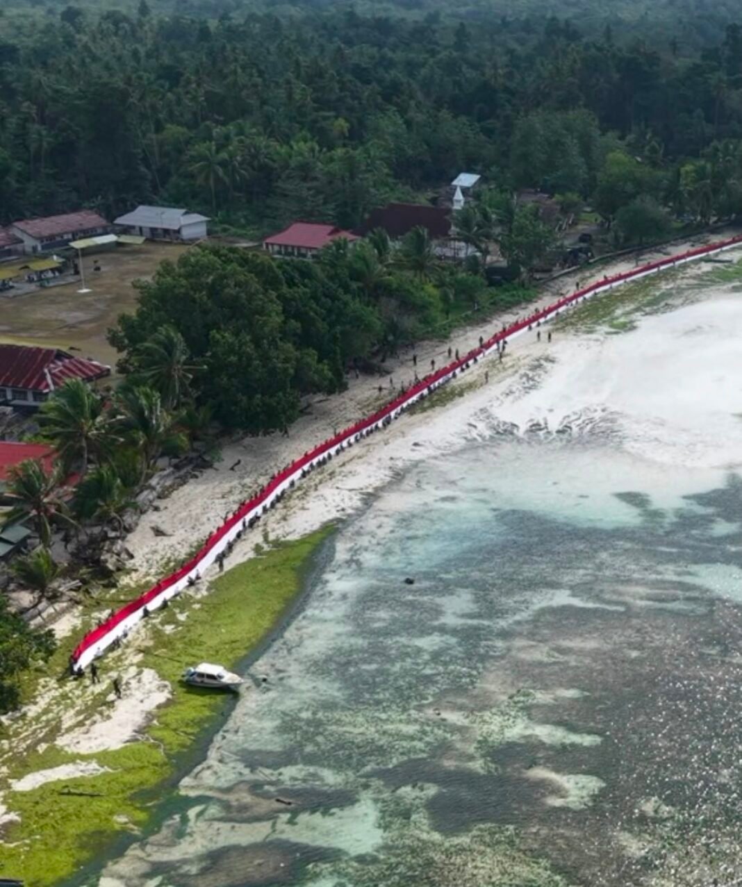 Aboru Angkat Bendera Merah Putih 500 Meter dalam Merayakan HUT ke-81 RI