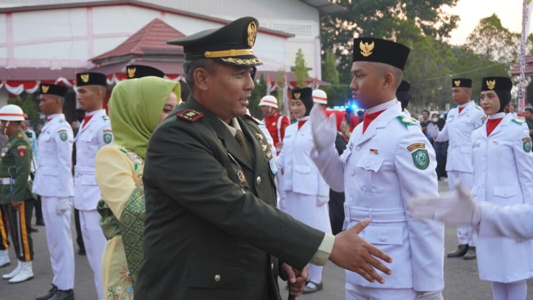 Momen Khidmat Penurunan Bendera HUT ke-81 RI di Sampit