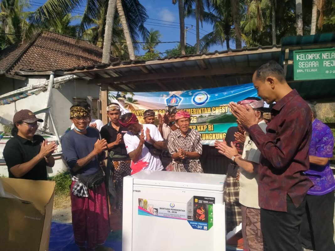 Penyerahan Alat Pendingin untuk Nelayan Segara Rejeki