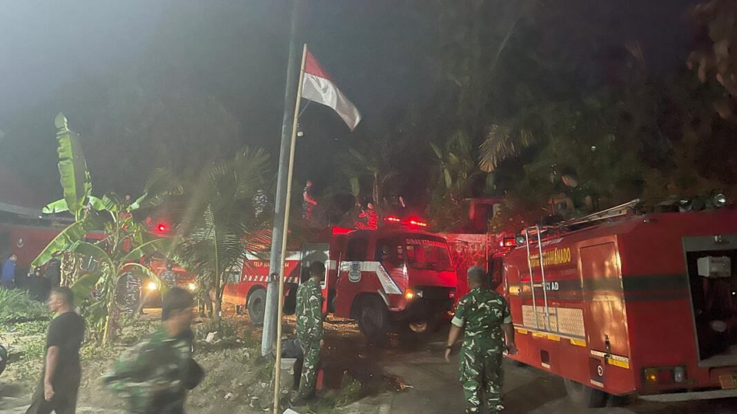 Upaya Bersama Memadamkan Kebakaran di Lahan Kodaeral VIII/Mdo oleh Tim Kodim 1309/Manado